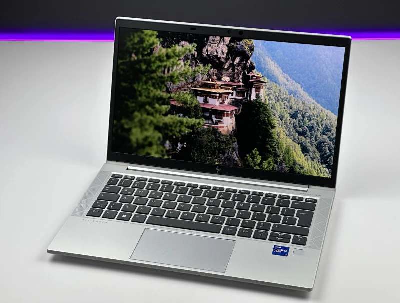 HP EliteBook 830 G8 – wydajność i prywatność w kompaktowej formie. Procesor i7-1185G7, matryca FHD i ekran Sure View dla pełnego bezpieczeństwa.