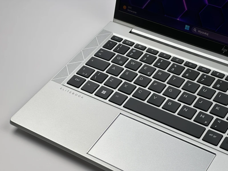 HP EliteBook 830 G8 – wydajność i prywatność w kompaktowej formie. Procesor i7-1185G7, matryca FHD i ekran Sure View dla pełnego bezpieczeństwa.