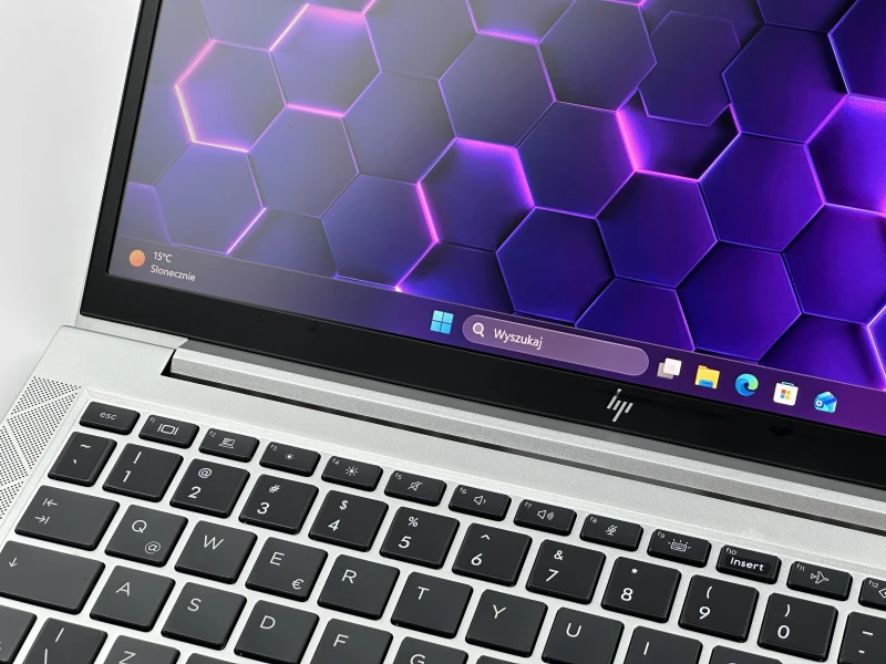 HP EliteBook 830 G8 – wydajność i prywatność w kompaktowej formie. Procesor i7-1185G7, matryca FHD i ekran Sure View dla pełnego bezpieczeństwa.