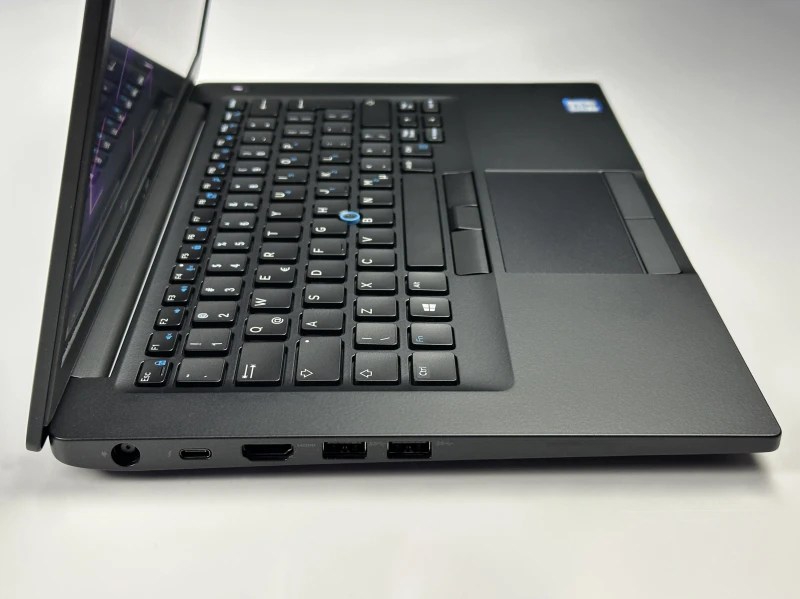 Dell Latitude 7490 z procesorem i5-8350U i Intel UHD Graphics 620. Laptop biznesowy z modemem LTE do pracy z dostępem do sieci poza biurem.
