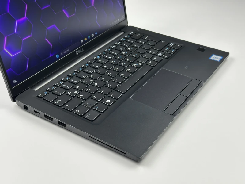 Dell Latitude 7390 z procesorem i5-7300U i Intel HD Graphics 620. Kompaktowy laptop biznesowy z modemem LTE do wygodnej pracy mobilnej.