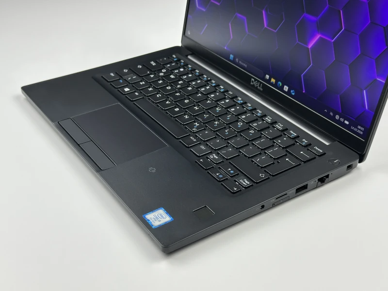 Dell Latitude 7390 z procesorem i5-7300U i Intel HD Graphics 620. Kompaktowy laptop biznesowy z modemem LTE do wygodnej pracy mobilnej.
