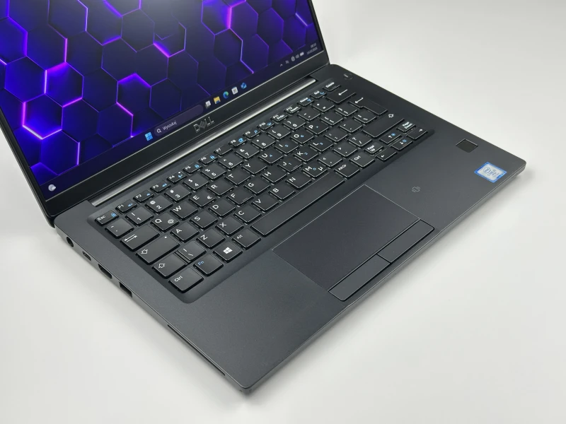 Dell Latitude 7390 z procesorem i5-7300U i Intel HD Graphics 620. Kompaktowy laptop biznesowy z modemem LTE do wygodnej pracy mobilnej.