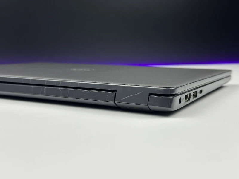 Dell Latitude 3410 z procesorem i5-10310U, ekranem 14" i Intel UHD Graphics. Biznesowy laptop w uniwersalnym formacie do codziennej pracy.