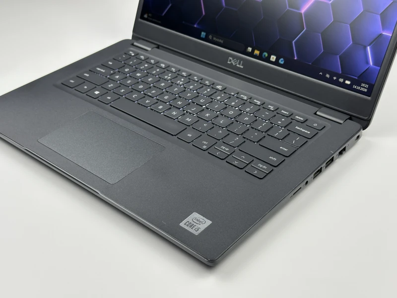 Dell Latitude 3410 z procesorem i5-10310U, ekranem 14" i Intel UHD Graphics. Biznesowy laptop w uniwersalnym formacie do codziennej pracy.