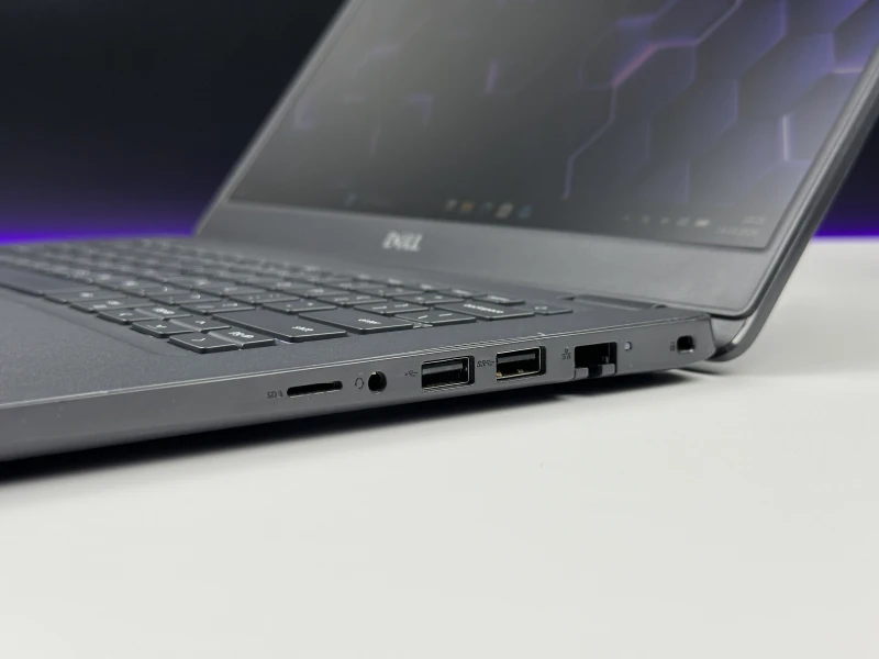 Dell Latitude 3410 z procesorem i5-10310U, ekranem 14" i Intel UHD Graphics. Biznesowy laptop w uniwersalnym formacie do codziennej pracy.