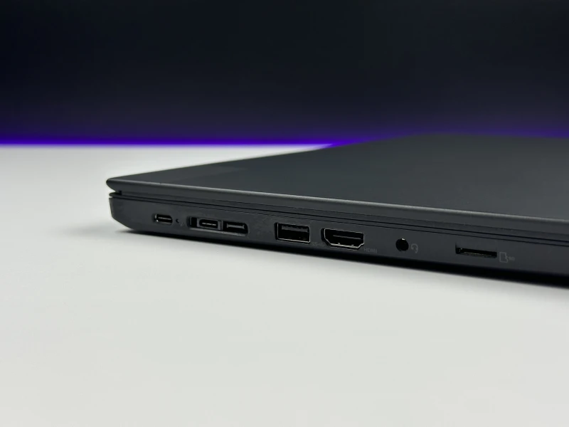 Lenovo ThinkPad T14 Gen 1 - i7-10610U, ekran 14" FHD. Biznesowy laptop z klawiaturą US (QWERTY PL), idealny do pracy biurowej i mobilnej.