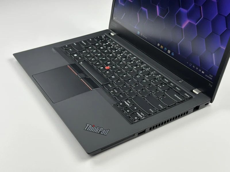 Lenovo ThinkPad T14 Gen 1 - i7-10610U, ekran 14" FHD. Biznesowy laptop z klawiaturą US (QWERTY PL), idealny do pracy biurowej i mobilnej.