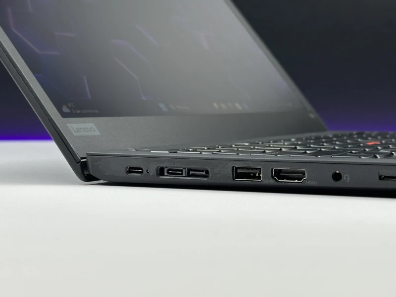 Lenovo ThinkPad T14 Gen 1 - i7-10610U, ekran 14" FHD. Biznesowy laptop z klawiaturą US (QWERTY PL), idealny do pracy biurowej i mobilnej.
