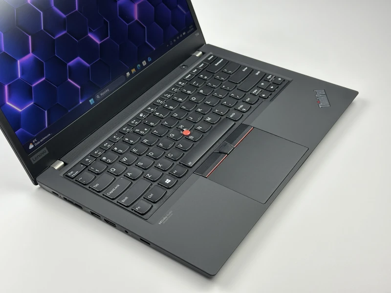 Lenovo ThinkPad T14 Gen 1 - i7-10610U, ekran 14" FHD. Biznesowy laptop z klawiaturą US (QWERTY PL), idealny do pracy biurowej i mobilnej.