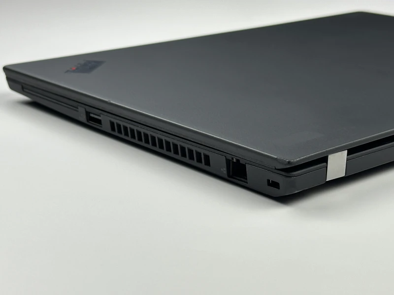 Lenovo ThinkPad T14 Gen 1 - i7-10610U, ekran 14" FHD. Biznesowy laptop z klawiaturą US (QWERTY PL), idealny do pracy biurowej i mobilnej.