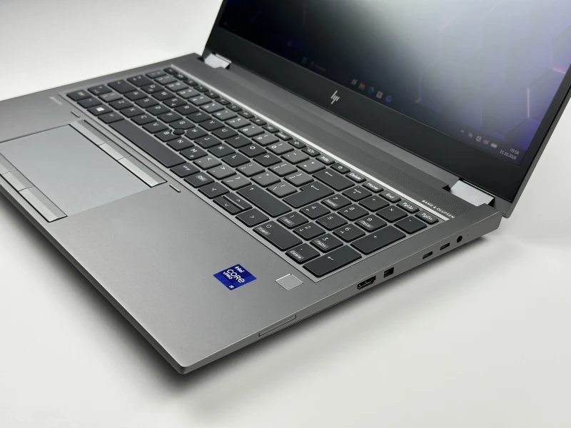 HP ZBook Fury 15 G8 z procesorem i9-11950H, ekranem 15.6" FHD Sure View i RTX A5000 (16GB). Stacja robocza z 4 slotami RAM DDR4.