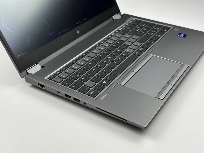 HP ZBook Fury 15 G8 z procesorem i9-11950H, ekranem 15.6" FHD Sure View i RTX A5000 (16GB). Stacja robocza z 4 slotami RAM DDR4.