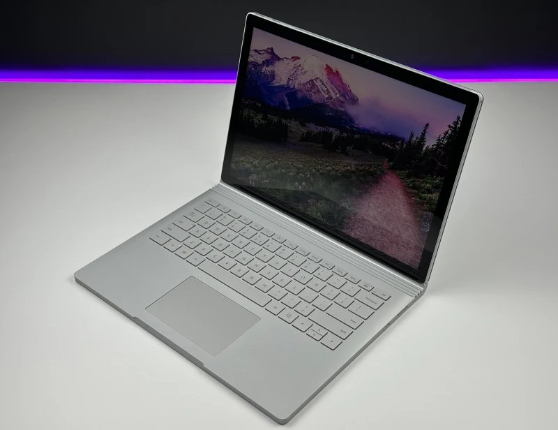 Microsoft Surface Book 2 z i7-8650U, 16GB RAM, SSD 512GB i ekranem dotykowym – wszechstronny laptop z GTX 1050 2GB i klawiaturą PL QWERTY.