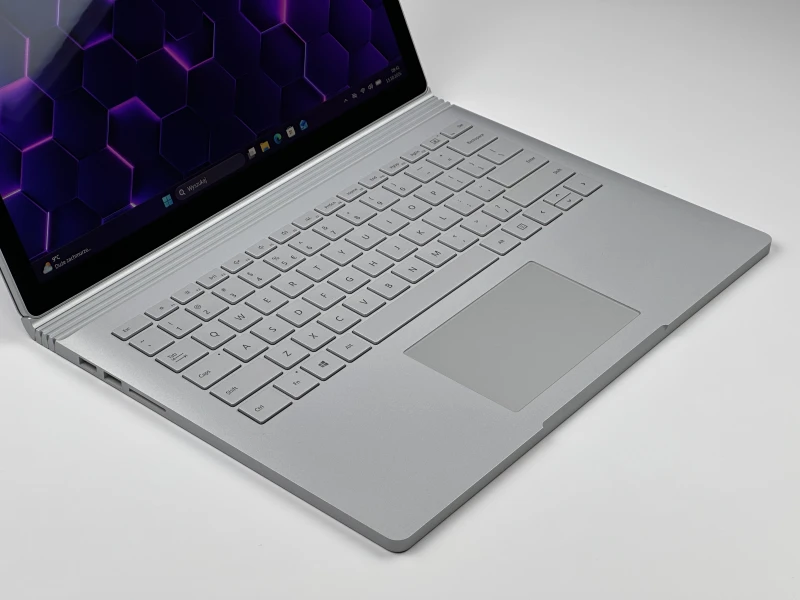 Microsoft Surface Book 2 z i7-8650U, 16GB RAM, SSD 512GB i ekranem dotykowym – wszechstronny laptop z GTX 1050 2GB i klawiaturą PL QWERTY.