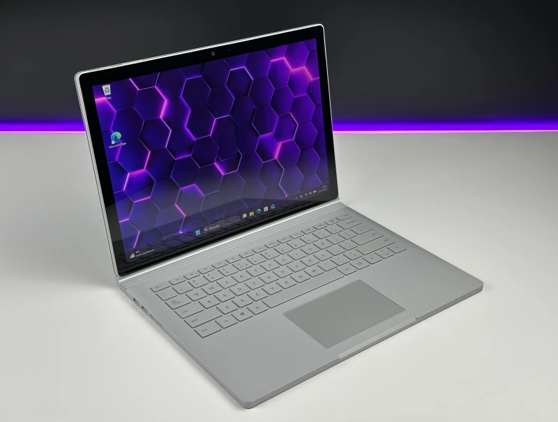 Microsoft Surface Book 2 z i7-8650U, 16GB RAM, SSD 512GB i ekranem dotykowym – wszechstronny laptop z GTX 1050 2GB i klawiaturą PL QWERTY.