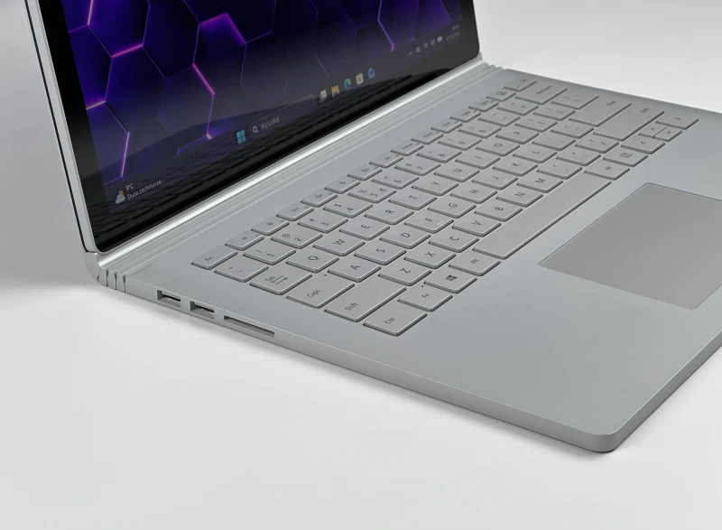 Microsoft Surface Book 2 z i7-8650U, 16GB RAM, SSD 512GB i ekranem dotykowym – wszechstronny laptop z GTX 1050 2GB i klawiaturą PL QWERTY.