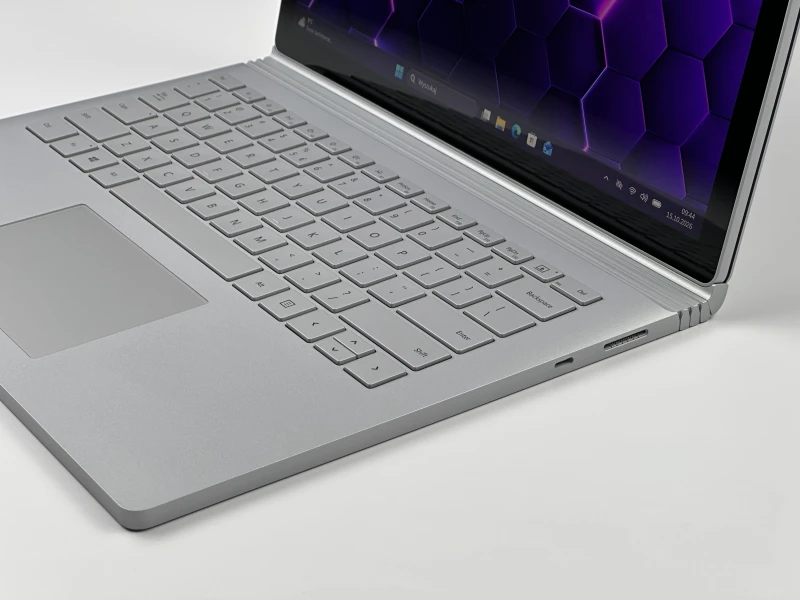 Microsoft Surface Book 2 z i7-8650U, 16GB RAM, SSD 512GB i ekranem dotykowym – wszechstronny laptop z GTX 1050 2GB i klawiaturą PL QWERTY.