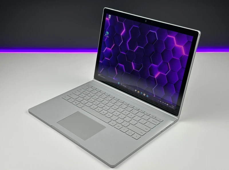 Microsoft Surface Book 2 z i7-8650U, 16GB RAM, SSD 512GB i ekranem dotykowym – wszechstronny laptop z GTX 1050 2GB i klawiaturą PL QWERTY.