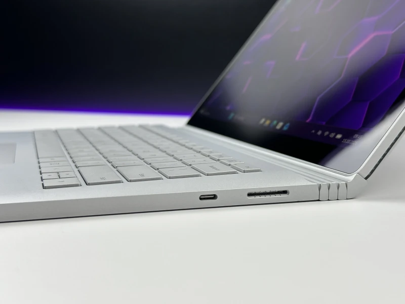 Microsoft Surface Book 2 z i7-8650U, 16GB RAM, SSD 512GB i ekranem dotykowym – wszechstronny laptop z GTX 1050 2GB i klawiaturą PL QWERTY.