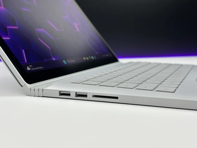 Microsoft Surface Book 2 z i7-8650U, 16GB RAM, SSD 512GB i ekranem dotykowym – wszechstronny laptop z GTX 1050 2GB i klawiaturą PL QWERTY.