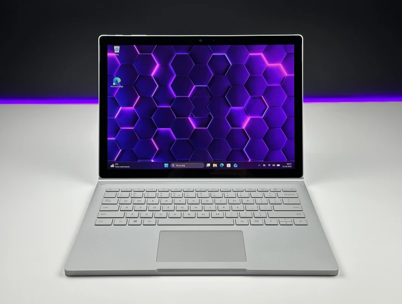 Microsoft Surface Book 2 z i7-8650U, 16GB RAM, SSD 512GB i ekranem dotykowym – wszechstronny laptop z GTX 1050 2GB i klawiaturą PL QWERTY.