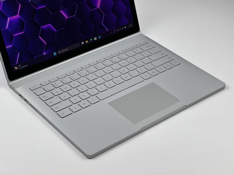 Microsoft Surface Book 2 z i7-8650U, 16GB RAM, SSD 512GB i ekranem dotykowym – wszechstronny laptop z GTX 1050 2GB i klawiaturą PL QWERTY.