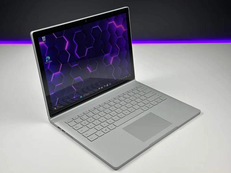 Microsoft Surface Book 2 z i7-8650U, 16GB RAM, SSD 512GB i ekranem dotykowym – wszechstronny laptop z GTX 1050 2GB i klawiaturą PL QWERTY.