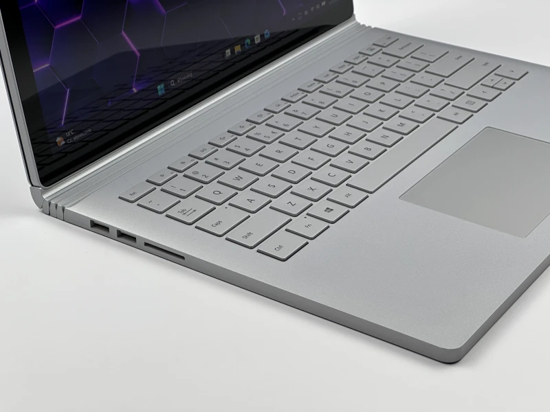 Microsoft Surface Book 2 z i7-8650U, 16GB RAM, SSD 512GB i ekranem dotykowym – wszechstronny laptop z GTX 1050 2GB i klawiaturą PL QWERTY.