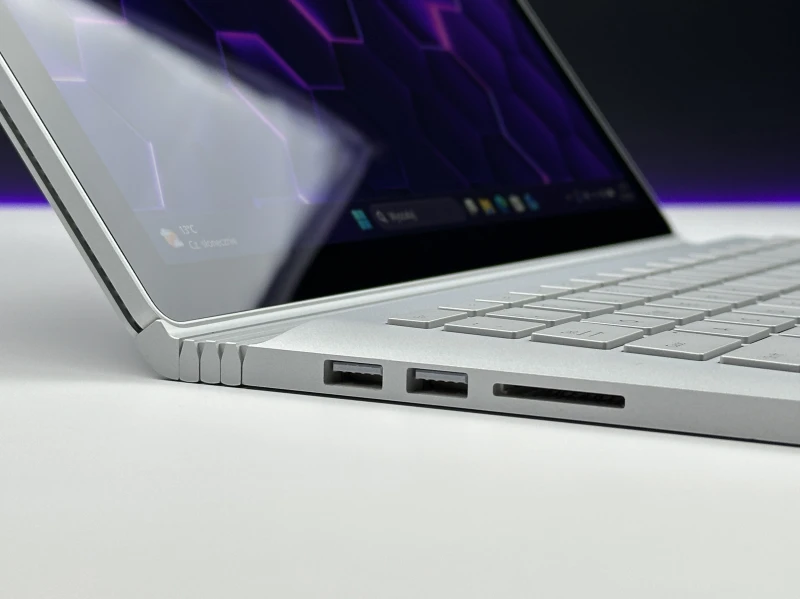 Microsoft Surface Book 2 z i7-8650U, 16GB RAM, SSD 512GB i ekranem dotykowym – wszechstronny laptop z GTX 1050 2GB i klawiaturą PL QWERTY.