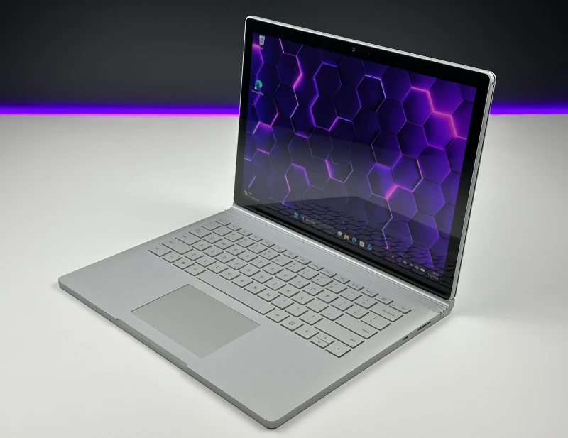 Microsoft Surface Book 2 z i7-8650U, 16GB RAM, SSD 512GB i ekranem dotykowym – wszechstronny laptop z GTX 1050 2GB i klawiaturą PL QWERTY.