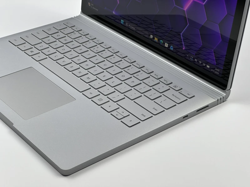 Microsoft Surface Book 2 z i7-8650U, 16GB RAM, SSD 512GB i ekranem dotykowym – wszechstronny laptop z GTX 1050 2GB i klawiaturą PL QWERTY.
