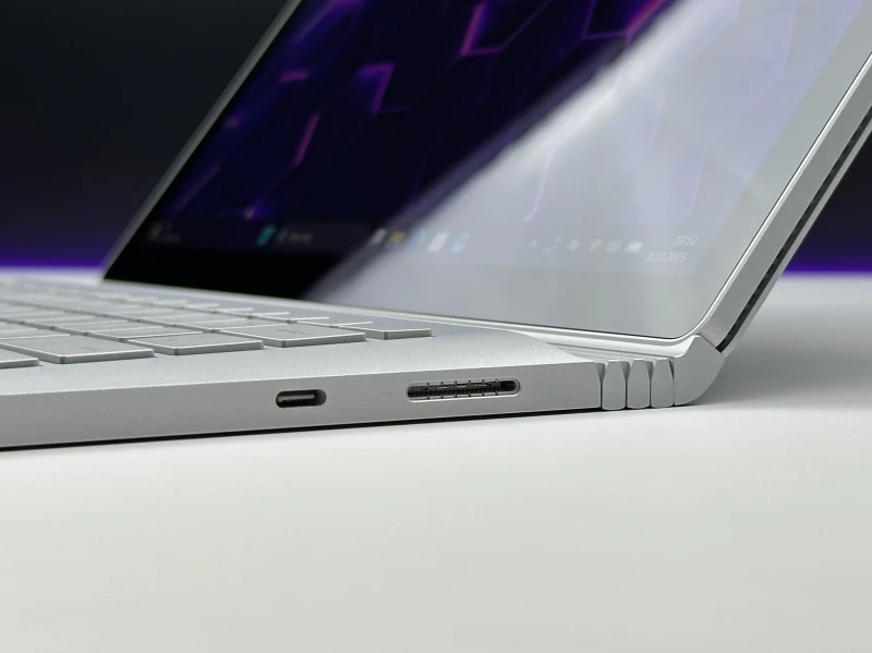 Microsoft Surface Book 2 z i7-8650U, 16GB RAM, SSD 512GB i ekranem dotykowym – wszechstronny laptop z GTX 1050 2GB i klawiaturą PL QWERTY.