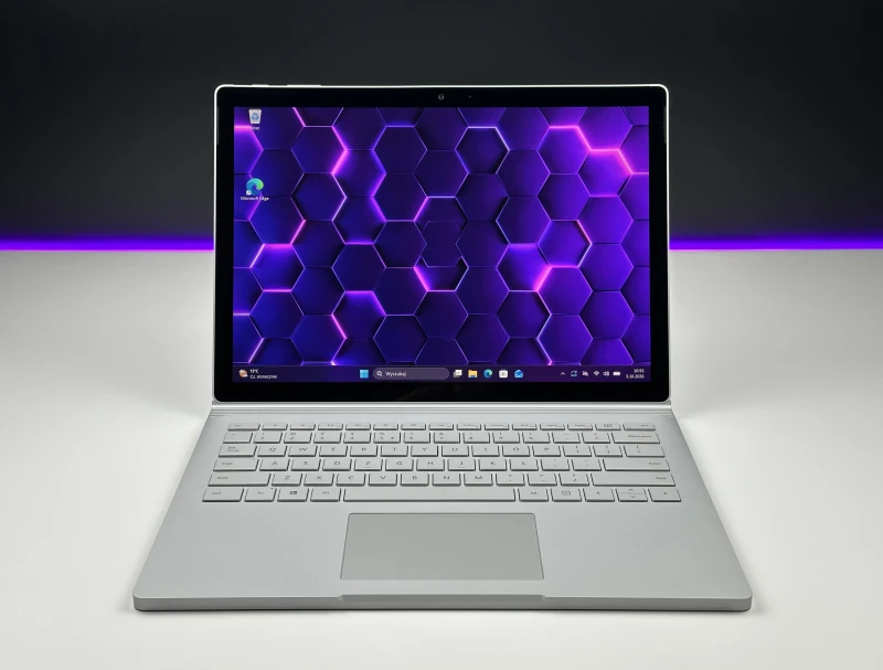 Microsoft Surface Book 2 z i7-8650U, 16GB RAM, SSD 512GB i ekranem dotykowym – wszechstronny laptop z GTX 1050 2GB i klawiaturą PL QWERTY.