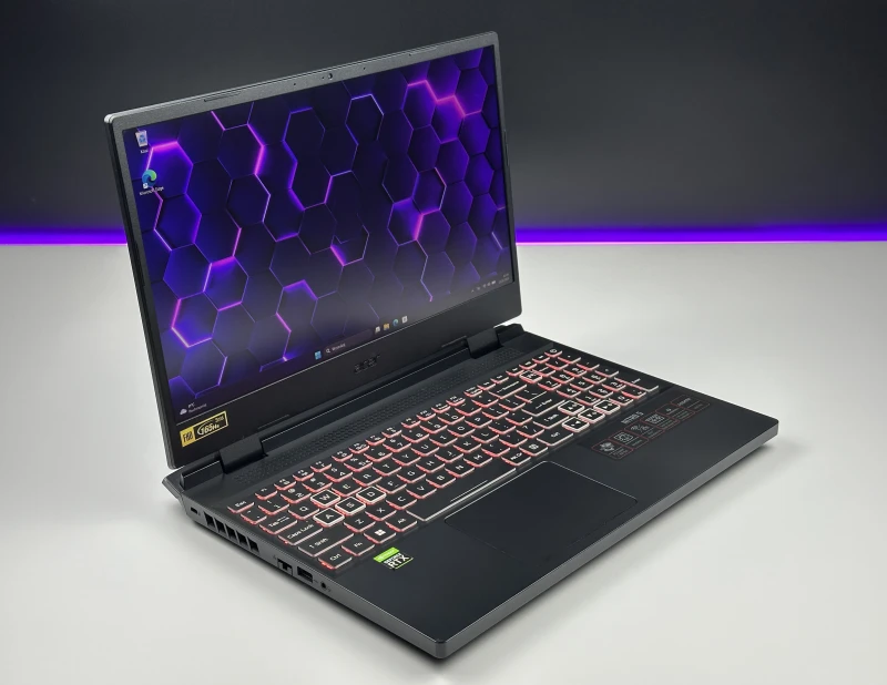 Acer Nitro AN515-58 z Intel Core i7-12700H, grafiką RTX 3070 Ti (8GB) i ekranem 15,6″ FHD 165Hz. Laptop gamingowy do gier, grafiki i multimediów.