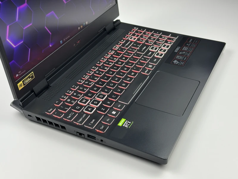 Acer Nitro AN515-58 z Intel Core i7-12700H, grafiką RTX 3070 Ti (8GB) i ekranem 15,6″ FHD 165Hz. Laptop gamingowy do gier, grafiki i multimediów.