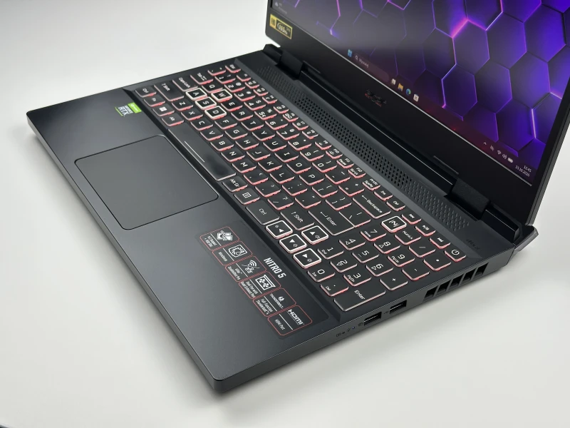 Acer Nitro AN515-58 z Intel Core i7-12700H, grafiką RTX 3070 Ti (8GB) i ekranem 15,6″ FHD 165Hz. Laptop gamingowy do gier, grafiki i multimediów.