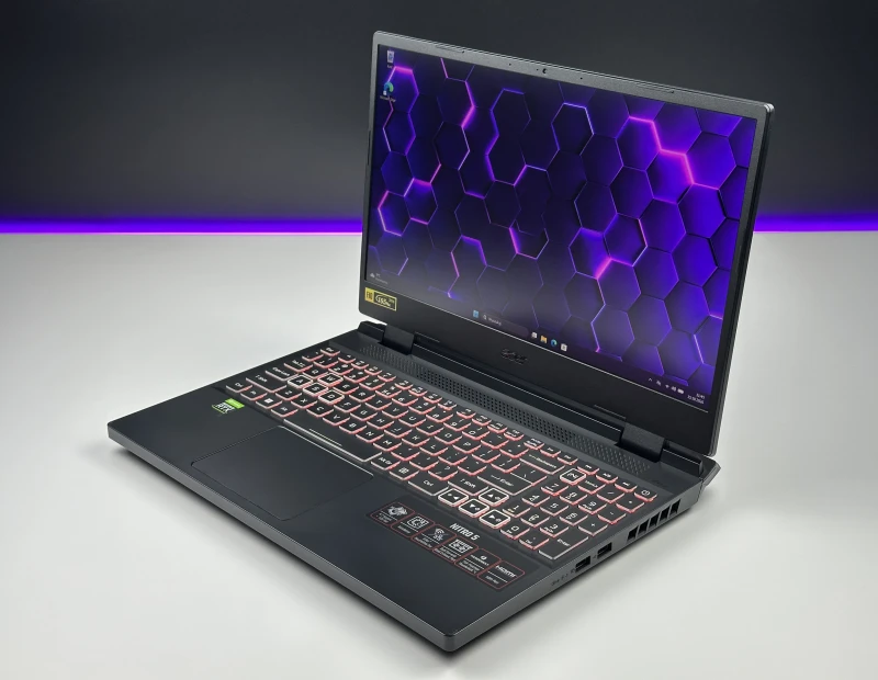Acer Nitro AN515-58 z Intel Core i7-12700H, grafiką RTX 3070 Ti (8GB) i ekranem 15,6″ FHD 165Hz. Laptop gamingowy do gier, grafiki i multimediów.