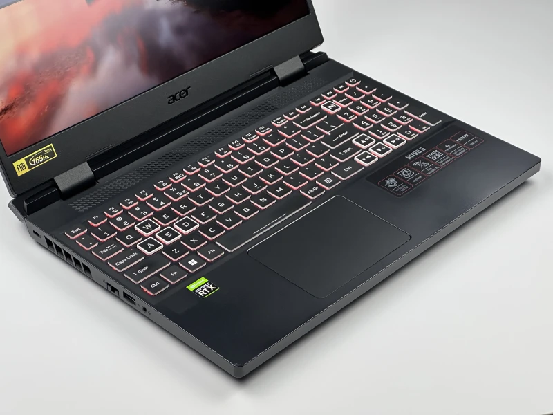 Acer Nitro AN515-58 z Intel Core i7-12700H, grafiką RTX 3070 Ti (8GB) i ekranem 15,6″ FHD 165Hz. Laptop gamingowy do gier, grafiki i multimediów.