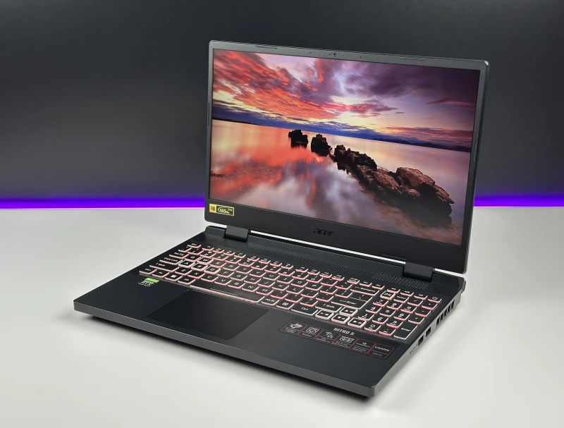 Acer Nitro AN515-58 z Intel Core i7-12700H, grafiką RTX 3070 Ti (8GB) i ekranem 15,6″ FHD 165Hz. Laptop gamingowy do gier, grafiki i multimediów.