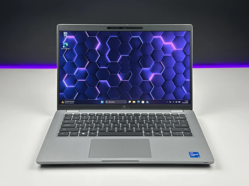 Dell Latitude 5421 z i5-11500H, ekranem 14" FHD i Intel UHD Graphics. Laptop biznesowy z klawiaturą US bez naklejek, Thunderbolt 4, HDMI i RJ-45.