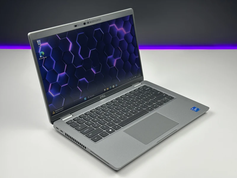 Dell Latitude 5421 z i5-11500H, ekranem 14" FHD i Intel UHD Graphics. Laptop biznesowy z klawiaturą US bez naklejek, Thunderbolt 4, HDMI i RJ-45.