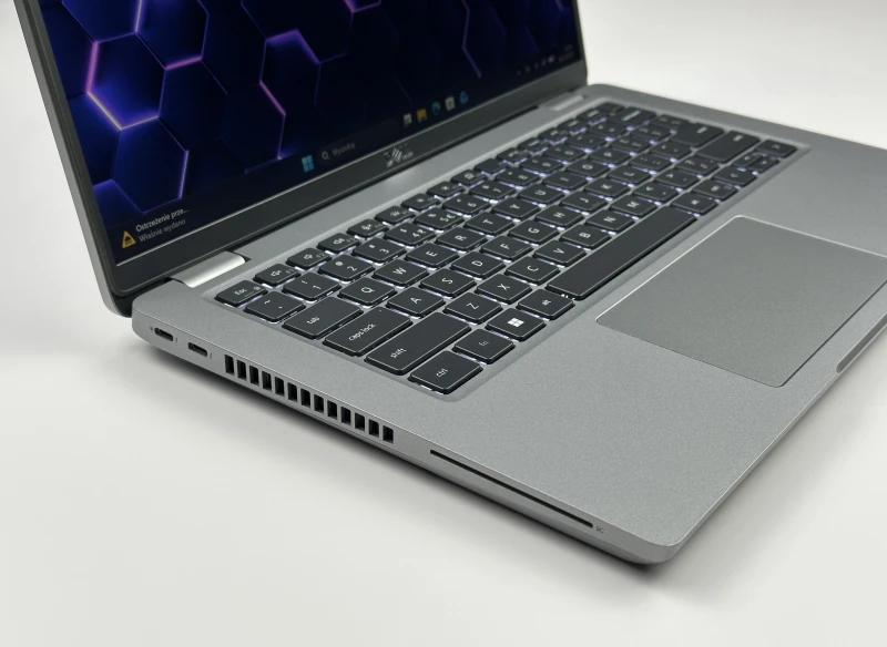Dell Latitude 5421 z i5-11500H, ekranem 14" FHD i Intel UHD Graphics. Laptop biznesowy z klawiaturą US bez naklejek, Thunderbolt 4, HDMI i RJ-45.