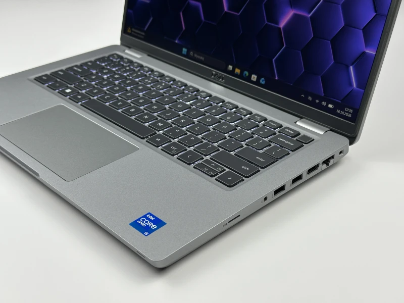 Dell Latitude 5421 z i5-11500H, ekranem 14" FHD i Intel UHD Graphics. Laptop biznesowy z klawiaturą US bez naklejek, Thunderbolt 4, HDMI i RJ-45.