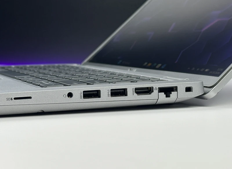 Dell Latitude 5421 z i5-11500H, ekranem 14" FHD i Intel UHD Graphics. Laptop biznesowy z klawiaturą US bez naklejek, Thunderbolt 4, HDMI i RJ-45.