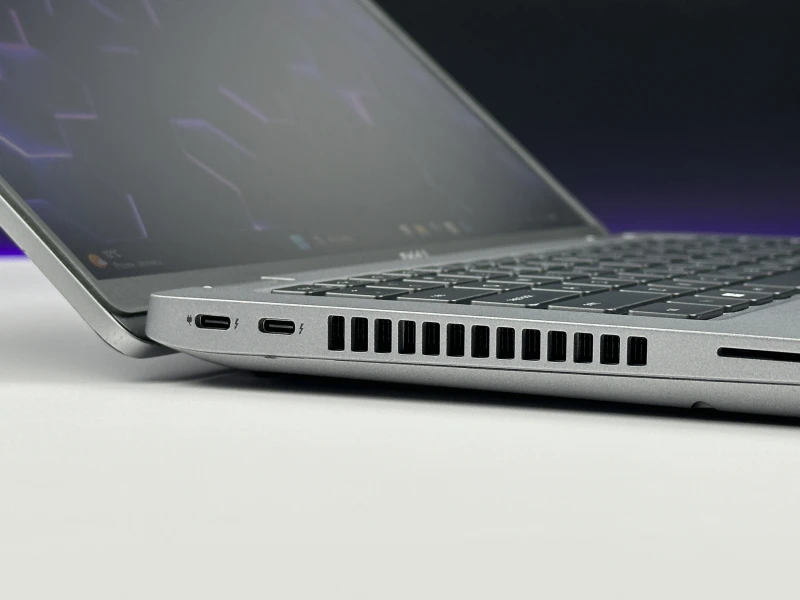 Dell Latitude 5421 z i5-11500H, ekranem 14" FHD i Intel UHD Graphics. Laptop biznesowy z klawiaturą US bez naklejek, Thunderbolt 4, HDMI i RJ-45.
