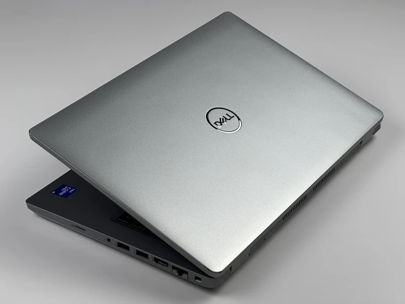 Dell Latitude 5421 z i5-11500H, ekranem 14" FHD i Intel UHD Graphics. Laptop biznesowy z klawiaturą US bez naklejek, Thunderbolt 4, HDMI i RJ-45.