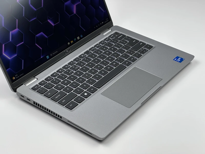 Dell Latitude 5421 z i5-11500H, ekranem 14" FHD i Intel UHD Graphics. Laptop biznesowy z klawiaturą US bez naklejek, Thunderbolt 4, HDMI i RJ-45.