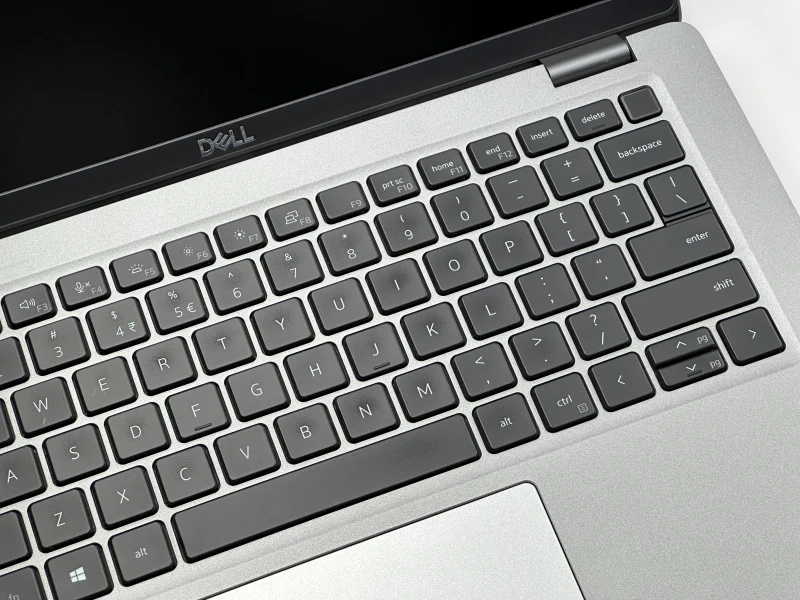 Dell Latitude 5421 z i5-11500H, ekranem 14" FHD i Intel UHD Graphics. Laptop biznesowy z klawiaturą US bez naklejek, Thunderbolt 4, HDMI i RJ-45.