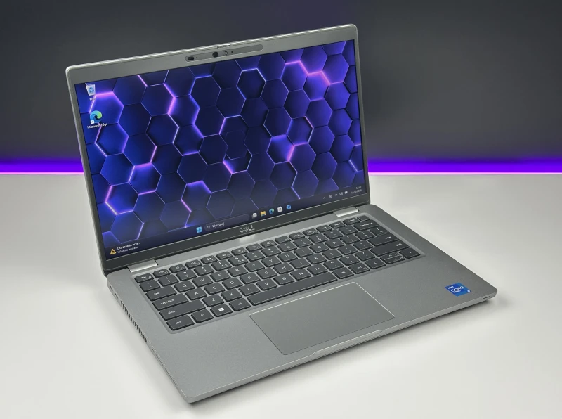 Dell Latitude 5421 z i5-11500H, ekranem 14" FHD i Intel UHD Graphics. Laptop biznesowy z klawiaturą US bez naklejek, Thunderbolt 4, HDMI i RJ-45.